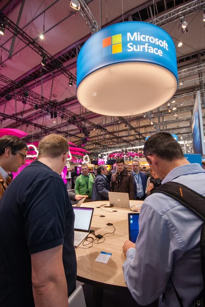 Hannover, deutschland - 14. märz 2016: oberflächenstand der firma microsoft auf der informationstechnologie-messe cebit in hannover, deutschland am 14. märz 2016 — Stockfoto