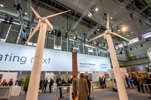 HANNOVER, GERMANIA - 14 MARZO 2016: Stand della Hewlett Packard Enterprise alla fiera CeBIT di Hannover, Germania, il 14 marzo 2016 — Foto Stock