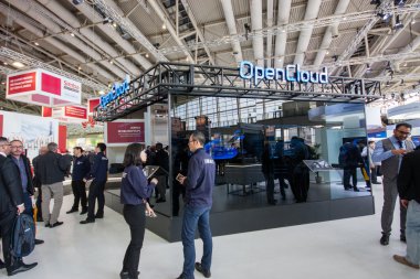 Hannover, Almanya - 14 Mart 2016: Opencloud stand kulübesinde Huawei şirketin CeBIT bilgi teknoloji ticaret fuarında Hannover, Almanya üzerinde 14 Şubat 2016