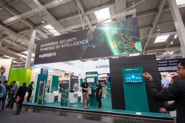 Hannover, Almanya - 14 Mart 2016: 14 Mart 2016 tarihinde Almanya'nın Hannover kentinde ki Cebit bilgi teknolojisi fuarında Kaspersky Lab şirketinin standı