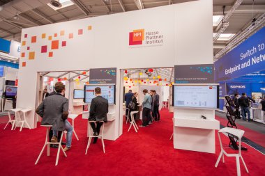 Hannover, Almanya - 14 Mart 2016: Hasso Plattner Institut Standı 14 Mart 2016 tarihinde Hannover, Almanya'daki Cebit bilgi teknolojileri ticaret fuarında