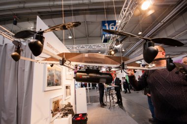 Hannover, Almanya - 14 Mart 2016: 14 Mart 2016 tarihinde Almanya'nın Hannover kentinde ki Cebit bilgi teknolojisi fuarında görüntülenen Routescene Uav Lidarpod anket modülü ile donatılmış drone