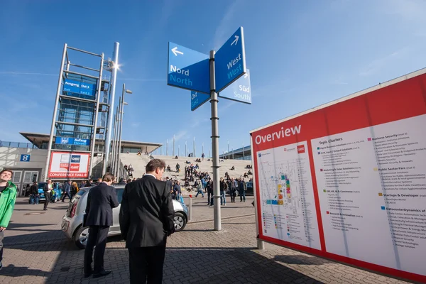 HANNOVER, ALEMANHA - Março 14, 2016: Os participantes olham para o painel de informações na feira de tecnologia da informação CeBIT em Hannover, Alemanha, em Março 14, 2016 — Fotografia de Stock