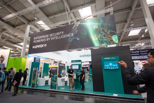 HANNOVER, GERMANIA - 14 MARZO 2016: Stand della società Kaspersky Lab alla fiera CeBIT di Hannover, Germania, il 14 marzo 2016 — Foto Stock