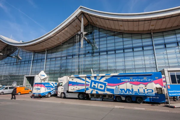 HANNOVER, GERMANIA - 14 MARZO 2016: TVN truck with video and tv studio at CeBIT information technology trade show in Hannover, Germany on March 14, 2016 — Foto Stock