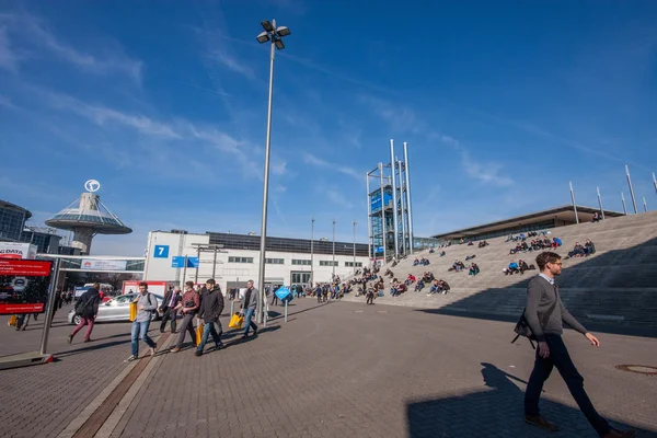 HANNOVER, GERMANIA - 14 MARZO 2016: I partecipanti si riposano sulle scale alla fiera CeBIT di Hannover, Germania, il 14 marzo 2016 — Foto Stock