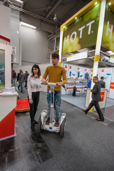 HANNOVER, GERMANIA - 14 MARZO 2016: Test dei partecipanti Segway alla fiera CeBIT di Hannover, Germania, il 14 marzo 2016 — Foto Stock