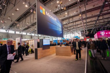 Hannover, Almanya - 14 Mart 2016: Microsoft Booth şirket CeBIT bilgi teknoloji ticaret fuarında Hannover, Almanya üzerinde 14 Şubat 2016