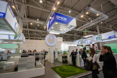 Hannover, Almanya - 14 Mart 2016: Epson Booth şirket CeBIT bilgi teknoloji ticaret fuarında Hannover, Almanya üzerinde 14 Şubat 2016