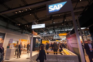 Hannover, Almanya - 14 Mart 2016: Sap Booth şirket CeBIT bilgi teknoloji ticaret fuarında Hannover, Almanya üzerinde 14 Şubat 2016