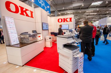 Hannover, Almanya - 15 Mart 2016: Oki Booth şirket CeBIT bilgi teknoloji ticaret fuarında Hannover, Almanya üzerinde 15 Mart 2016