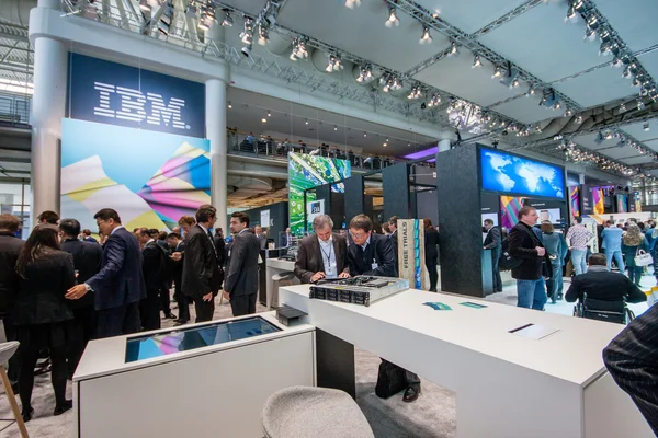 Hannover, deutschland - 15. märz 2016: stand der ibm firma auf der cebit informationstechnologie messe in hannover, deutschland am 15. märz 2016 — Stockfoto