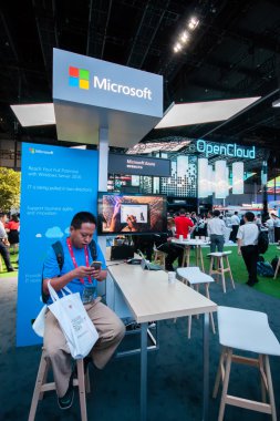 Şangay, Çin - 31 Ağustos 2016: 31 Ağustos 2016'da Çin'in Şangay kentinde düzenlenen Connect 2016 bilgi teknolojisi konferans ve fuarında Microsoft şirketinin standı