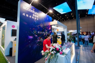 Şangay, Çin - 2 Eylül 2016: Accenture şirketinin Standı 2 Eylül 2016'da Çin'in Şangay kentinde düzenlenen Connect 2016 bilgi teknolojisi konferans ve fuarında