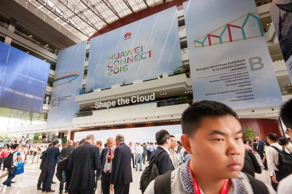 SHANGHAI, CHINA - 31 de agosto de 2016: Participantes da conferência e exposição de tecnologia da informação Huawei Connect 2016 no Centro de Exposições em Xangai, China, em 31 de agosto de 2016 — Fotografia de Stock