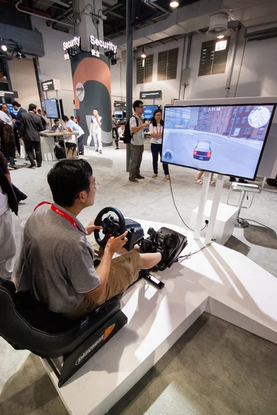 SHANGHAI, CHINA - SEPTEMBER 2, 2016: Attendee of Huawei Connect 2016 information technology conference test auto training simulator at exhibisi hall di Shanghai, China pada 2 September 2016 — Stok Foto