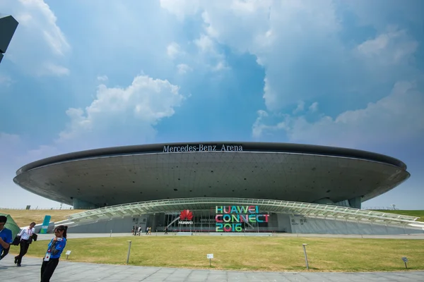 SHANGHAI, CHINA - SEPTEMBER 2, 2016: Attendees of Huawei Connect 2016 information technology conference near entrance to Mercedes-Benz Arena in Shanghai, China on September 2, 2016 — Stock Photo, Image