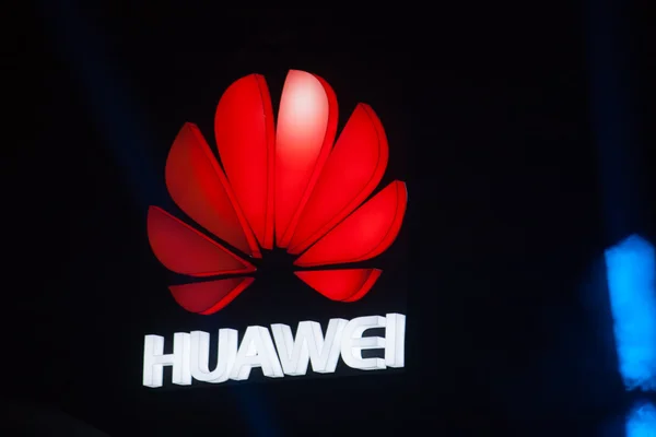 SHANGHAI, CHINA - 31 de agosto de 2016: O logotipo da empresa Huawei acima do palco da conferência de tecnologia da informação Connect 2016 na Mercedes-Benz Arena, em Xangai, China, em 31 de agosto de 2016 Fotos De Bancos De Imagens