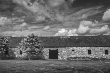 Bulutlara karşı tek katlı eski moda geleneksel bir depo.