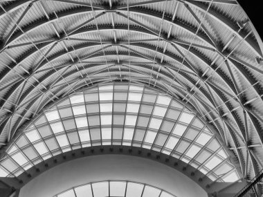 Modern kıvrımlı kemer penceresi ve tavan arası