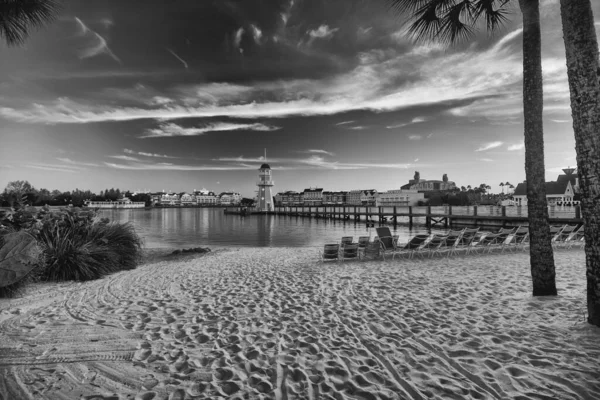 Spiaggia Sabbia Con Sedie Sdraio Sulla Costa Del Lago Serata Foto Stock Royalty Free