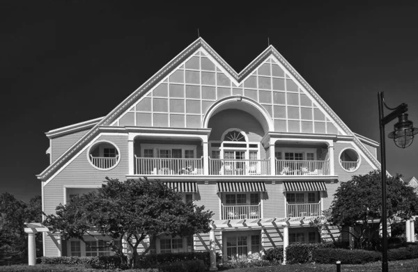 Freistehende Zweigeschossige Hausfassade Mit Abstellgleis Und Terrasse Gegen Den Himmel Stockbild