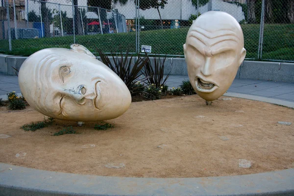 SAN FRANCISCO, CA, SEPT 20, 2010 - Yin and Yang bronze sculpture created by Robert Arneson exhibited outdoor on Sept 29, 2010 in San Francisco. It is part of collection Egghead purchased by city — Stock Photo, Image