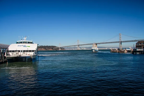 San francisco, ca, september 20, 2010 - baylink terminal och en snabb katamaran färja på September 29, 2010 i san francisco. färjor bär 2 miljoner ryttare årligen. — Stockfoto