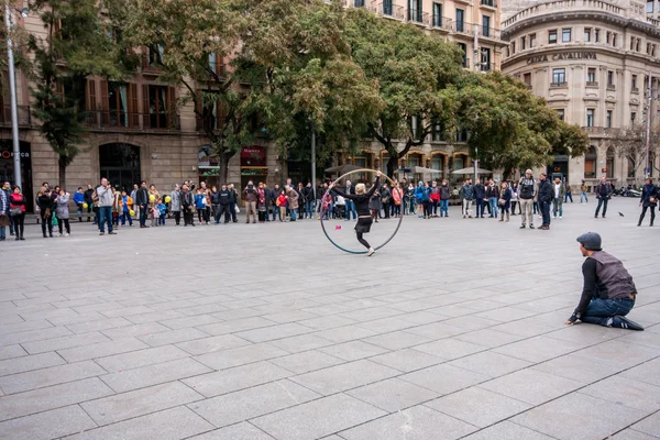 BARCELONA, SPAIN - FEB 9, 2014: Acrobat with hoop make performance at city square on Feb 9, 2014 in Barcelona, Spain — Stock Photo, Image