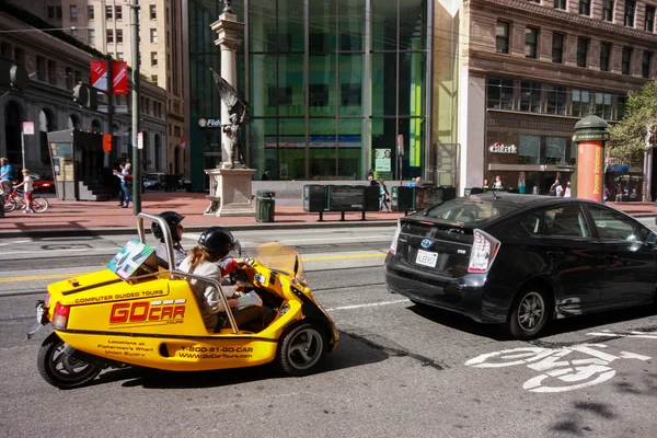 SAN FRANCISCO, EUA - OCT 2, 2011: Turistas fazem visita guiada por GPS em um carro especial equipado com três rodas contando histórias em 2 de outubro de 2011 em São Francisco, EUA. O serviço foi lançado em 2004 — Fotografia de Stock