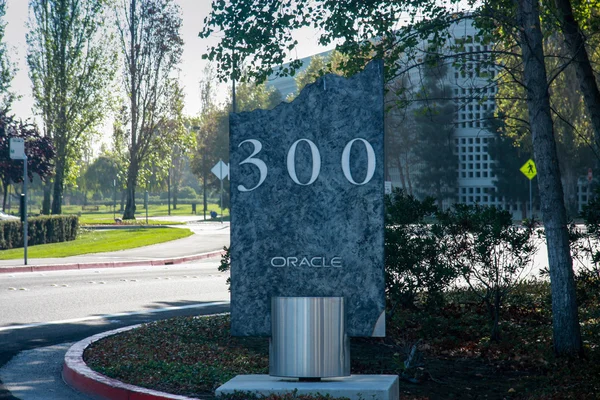 REDWOOD CITY, CA, EUA - SEPT 24, 2008: O sinal de estrada na entrada do campus Oracle em Redwood City, CA, EUA, em 24 de setembro de 2008. Oracle é uma corporação multinacional de tecnologia da informação — Fotografia de Stock