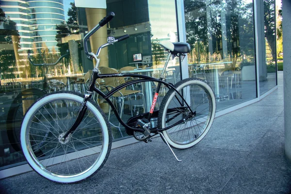 REDWOOD CITY, CA, USA - SEPT 24, 2008: Bycicle for employee moving inside Oracle campus located in Redwood City, CA, USA on Sept 24, 2008. Oracle is a multinational information technology corporation — Stock Photo, Image