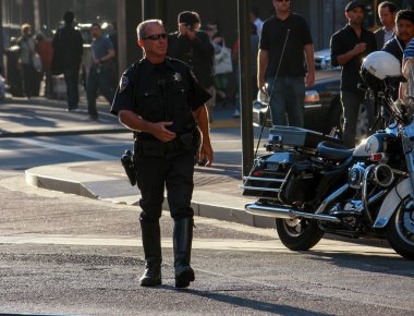 san francisco, Amerika Birleşik Devletleri - Eylül 24, 2008: Bizi polis devriye şehir cadde kalabalık katılanlar oracle openworld Konferansı üzerinde Eylül 24, 2008 içinde san francisco, ABD tarafından. 40.000 uzmanları bu forumu ziyaret