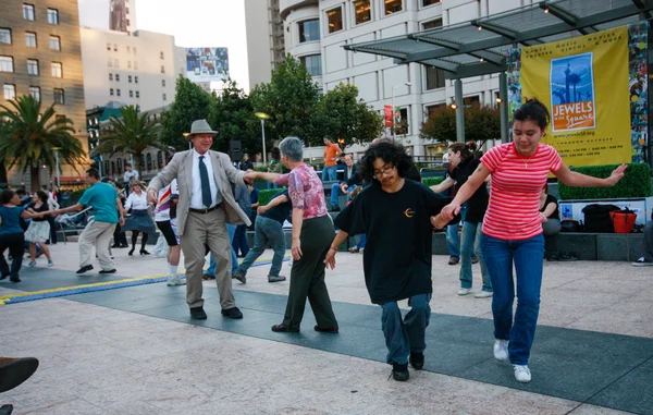 SAN FRANCISCO, USA - SEPT 22, 2010: People are dancing at Union Square on Sept 22, 2010 in San Francisco, USA — Stock Photo, Image