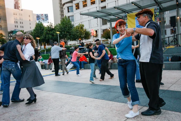 San Francisco, Usa - 22 september 2010: Mensen dansen in Union Square op 22 september 2010 in San Francisco, Verenigde Staten — Stockfoto