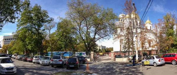 SIMFEROPOL, UCRANIA - 7 DE OCTUBRE DE 2014: Plaza central con templo ortodoxo de Aleksander Nevsky y edificio del Consejo de Estado de Crimea el 7 de octubre de 2014 en Simferopol, Ucrania — Foto de Stock