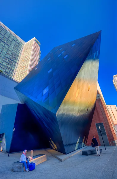 SAN FRANCISCO, États-Unis - 1er octobre 2012 : Bâtiment du Musée juif contemporain le 1er octobre 2012 à San Francisco. Il a été conçu par Daniel Libeskind et a une superficie de 5900 mètres carrés — Photo