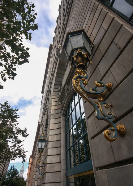 Zwei Straßenlaternen aus Bronze an Hauswand — Stockfoto