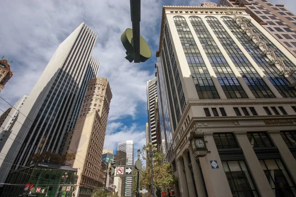 SAN FRANCISCO, CA - 2. Oktober 2011: Gebäude der Bank of America und Hobart an der Market Street in San Francisco am 2. Oktober 2011. Das Design des letzten umfasst geschnitzte Terrakottafassaden — Stockfoto