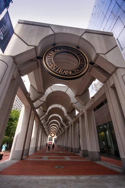 SAN FRANCISCO, CA, EUA - OCT 2, 2011: Galeria de edifícios com selo no topo do Banco da Reserva Federal de São Francisco em 2 de outubro de 2011. É o banco federal do décimo segundo distrito dos EUA. — Fotografia de Stock