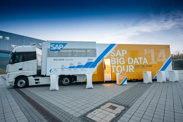 BERLÍN, ALEMANIA - 11 DE NOVIEMBRE DE 2014: SAP Big Data demo truck stands near Messe Berlin Entrance South at SAP TechEd 2014 conference on November 11, 2014 in Berlin, Germany — Foto de Stock