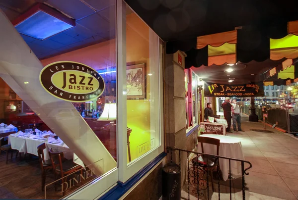 SAN FRANCISCO, CA, EE.UU. - 3 de octubre de 2012: Club de jazz y cafetería Les Joulins Jazz Bistro en la calle Ellis en San Francisco el 3 de octubre de 2012. La gente está esperando música en vivo — Foto de Stock