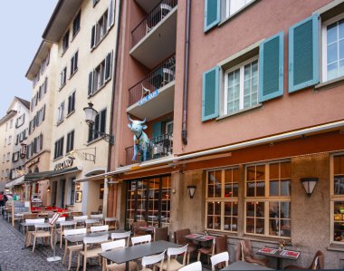 Zürih, İsviçre - 19 Nisan 2014: Balkon hotel Adler üzerinde 19 Nisan 2014 Zürih şehir tarihi merkezinde, inek heykeli. Onun boynuna çıngırak İsviçre sembollerin biridir