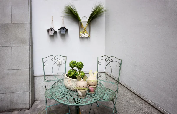 Coelho de Páscoa brinquedos na mesa metálica — Fotografia de Stock