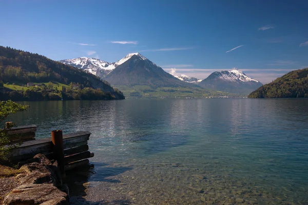 春のスイス アルプスとルツェルン湖の景色 — ストック写真