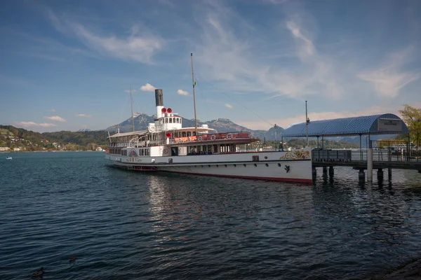 Lucerne, İsviçre - 20 Nisan 2014: tekne URI'si Town Lucerne Dört kanton Gölü üzerinde iskelede 20 Nisan 2014 üzerinde buhar. Popüler turistik mekanlara İsviçre'deki Cruises göl kenarında vardır — Stok fotoğraf