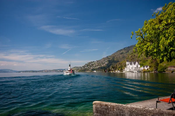 Barco de vapor en movimiento en el lago Lucerna —  Fotos de Stock