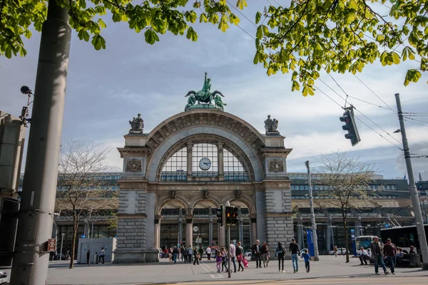 Λουκέρνη, Ελβετία - 20 Απριλίου 2014: Κύρια είσοδος Luzern σιδηροδρομικό σταθμό στη Λουκέρνη στις 20 Απριλίου 2014. Λουκέρνη είναι ένα διάσημο τουριστικό προορισμό λόγω της θέσης του μέσα στη θέα του Ελβετικές Άλπεις — Φωτογραφία Αρχείου