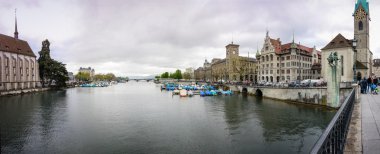 Zürih, İsviçre - 19 Nisan 2014: Panoramik Limmat Nehri ve şehrin tarihi merkezi Zürih'te kilisede Fraumunster üzerinde 19 Nisan 2014. Burayı turistler için ana cazibe biridir