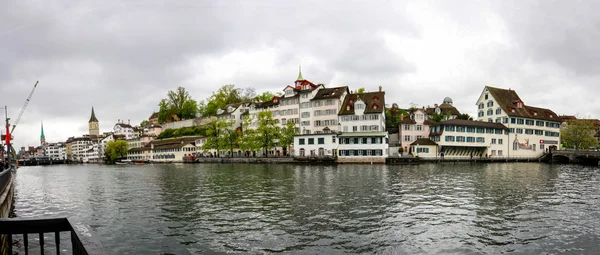 Zürich, Zwitserland - 19 April 2014: Panoramisch uitzicht van rivier Limmat embankment historische centrum in Zürich op 19 April 2014. — Stockfoto